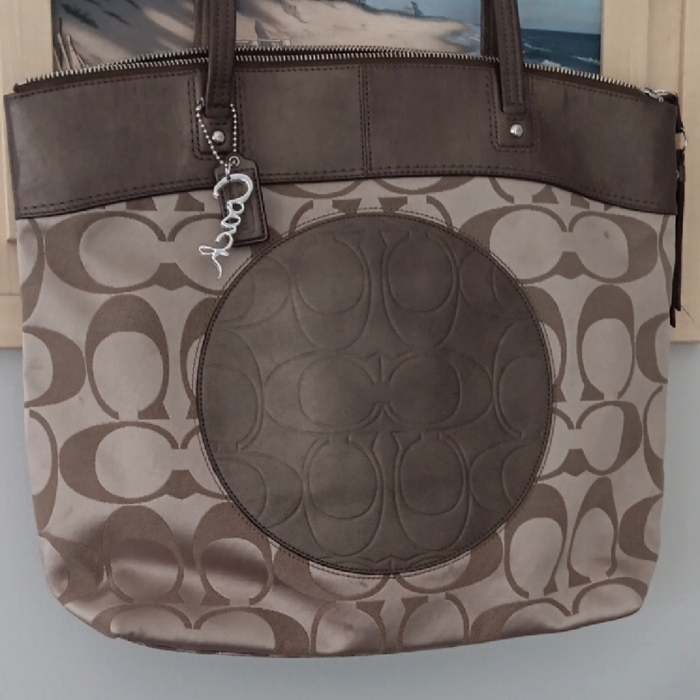 Coach Canvas Bag, Large Large Zippered Inside Pocket, 2 Pockets Inside. Clean.
